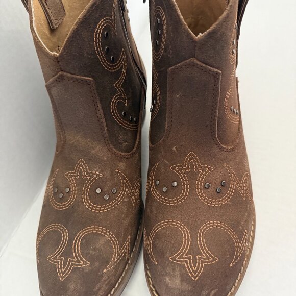 Brown Ankle Boots with Embroidered Design - Picture 4 of 7